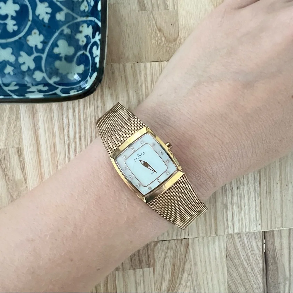Skagen Denmark ladies rectangular rose gold tone dress watch NEW BATTERY